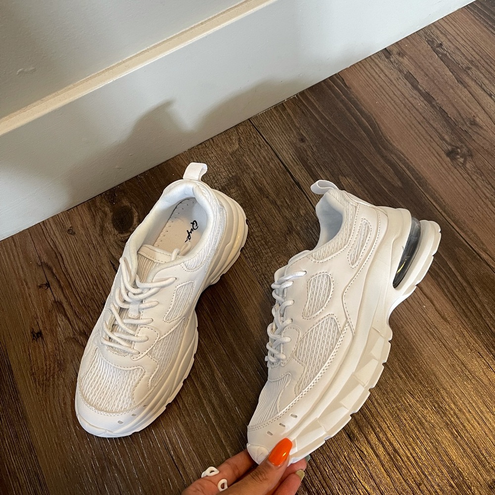 BRAND NEW WHITE SNEAKERS